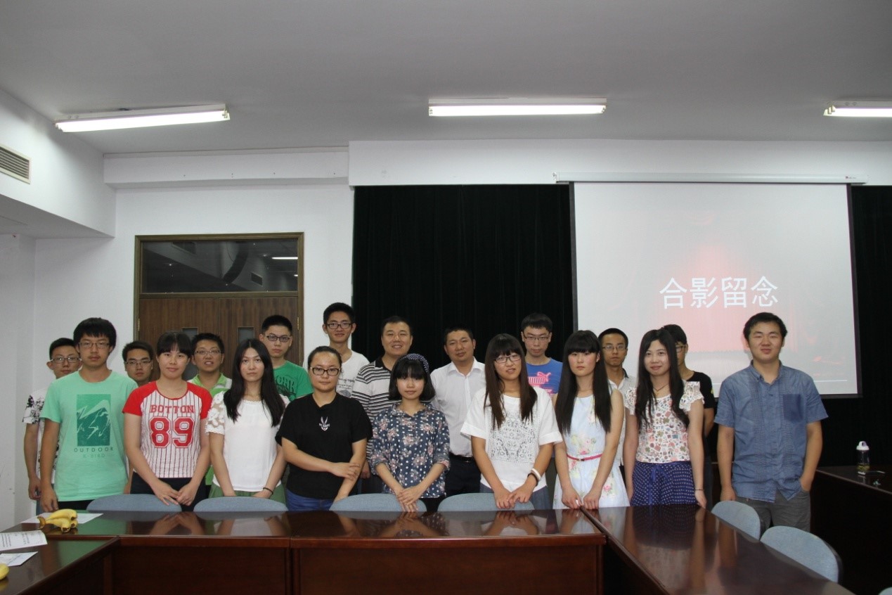 学生代表监督团和老师们合影